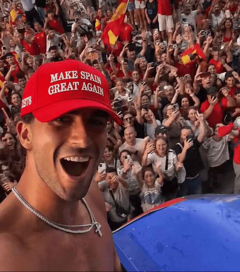 Celebración multitudinaria con una gorra roja con el mensaje Make Spain Great Again.